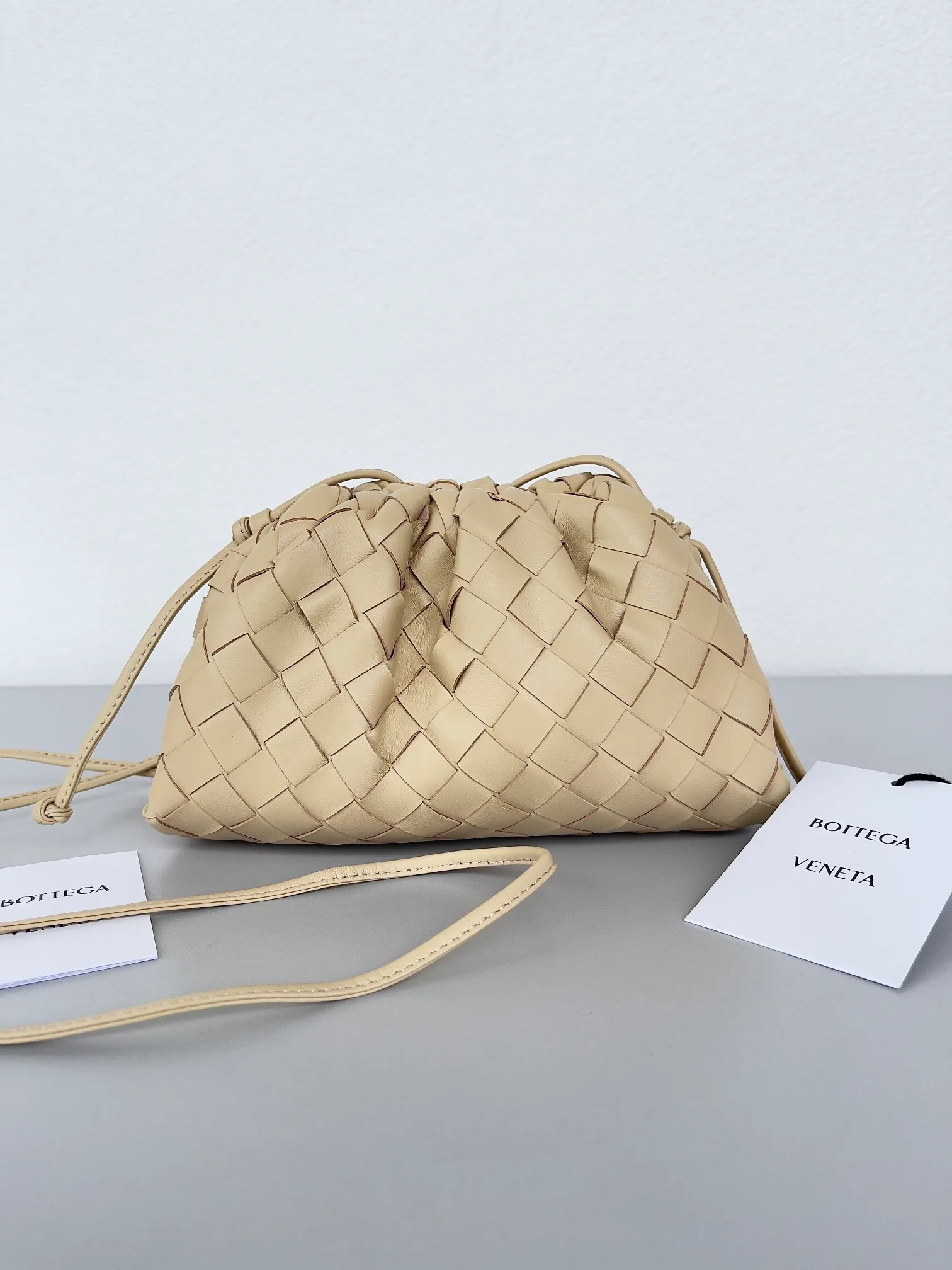 Batch 1260, ready to ship 𝗕𝗼𝘁𝘁𝗲𝗴𝗮 𝗩𝗲𝗻𝗲𝘁𝗮—[The pouch] King fried small size, beautiful, playful and cute , the imported sheepskin is very soft and comfortable, with a bit of a naughty and cool style, it will become your favorite in seconds. The small size can be held in hand or cross-body, so hurry up and get it❤️‍🔥❤️‍🔥 Color: Oatmeal Color: Size: 22*12*7